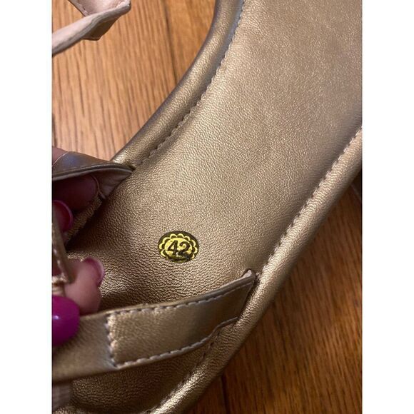 Women's Gold T Strap Sandals casual with Circular Accents and Rubber Soles sz 42 - Picture 5 of 5